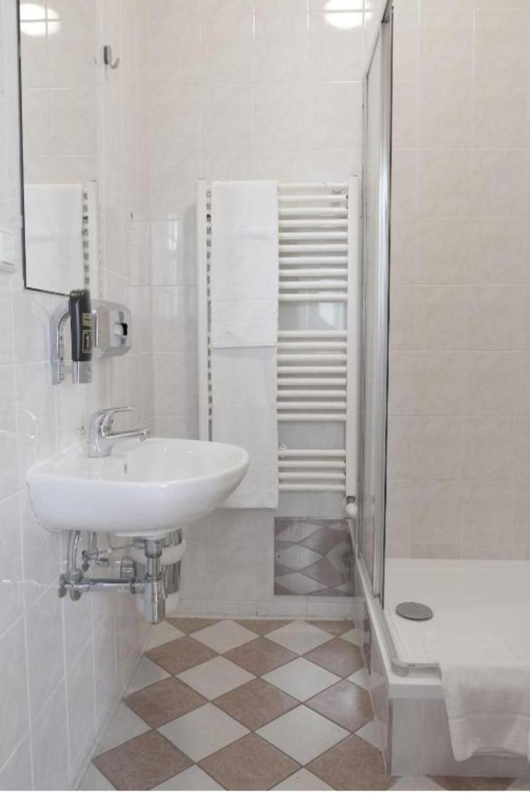 Hotel Pension ARPI Wina Bagian luar foto